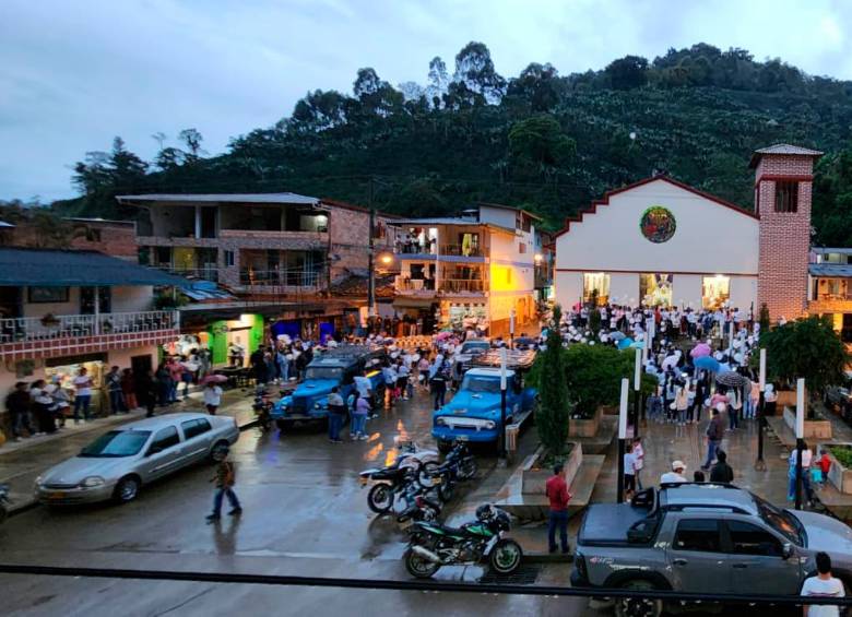 La comunidad de Santa Rita en Andes marchó y protestó por la muerta de la estudiante Paula Andrea Restrepo. FOTO cortesía