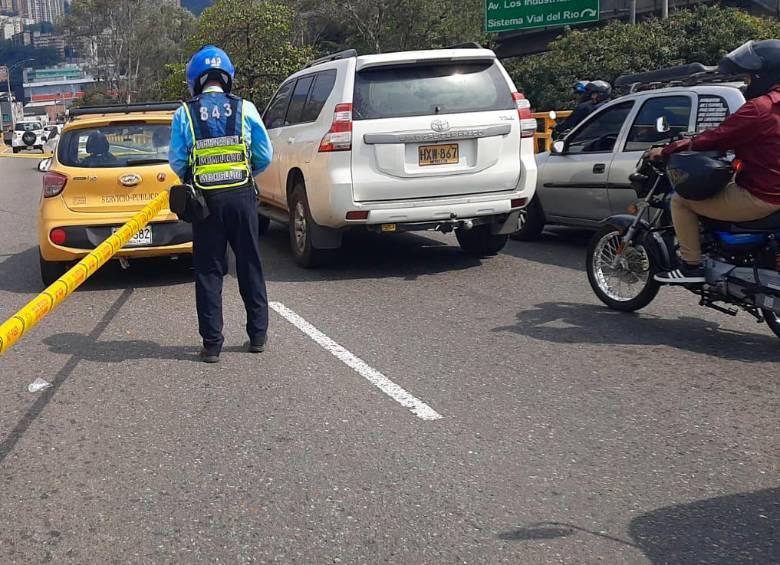 En este taxi se registró el millonario hurto a un hombre que acababa de vender oro. FOTO: CORTESÍA