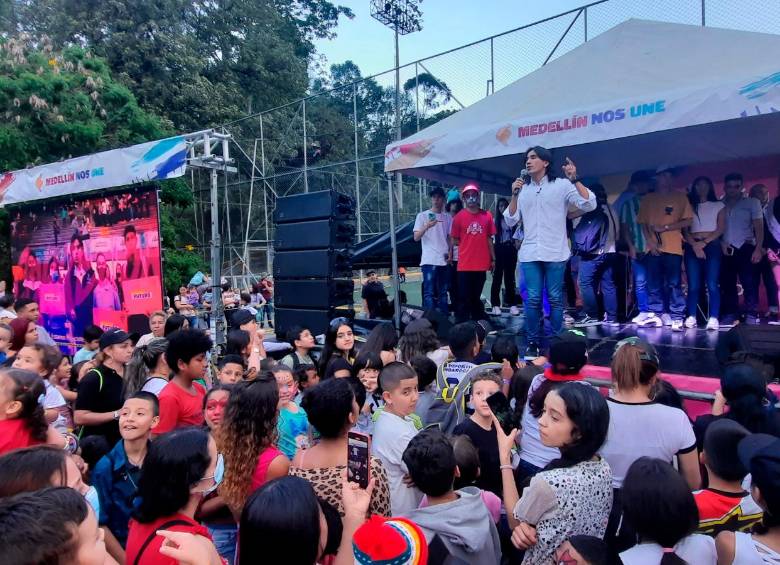 Los eventos de diciembre incluían tarima, sonido, músicos, pantallas gigantes, comida, regalos y recreación. Aunque Corredor lo negó, las actividades tenían tinte de campaña. FOTO el colombiano