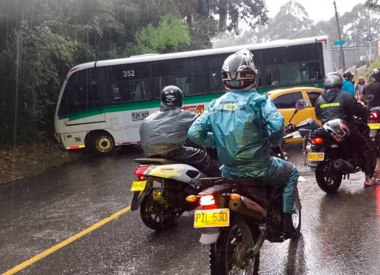 El bus dejó bloqueado el acceso por la vía nueva a San Antonio de Prado. FOTO: Cortesía Denuncias Antioquia