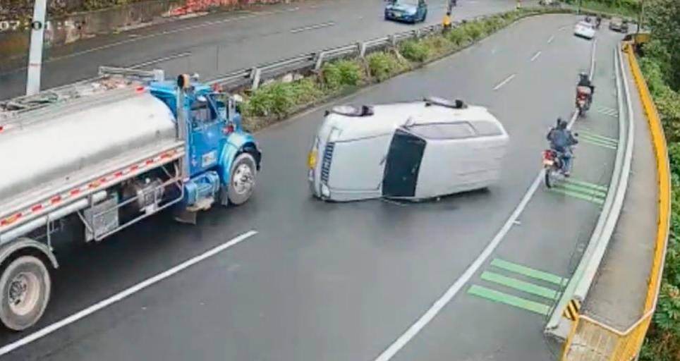 La camioneta derrapó varios metros volcada y estuvo a punto de colisionar con otros vehículos. FOTO: Cortesía Actualidad Oriente.