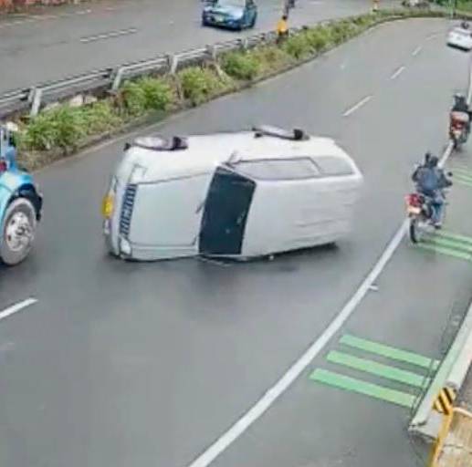 La camioneta derrapó varios metros volcada y estuvo a punto de colisionar con otros vehículos. FOTO: Cortesía Actualidad Oriente.