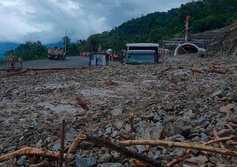 El túnel de Amagá amaneció taponado por troncos y lodo arrastrados por la lluvia. FOTO: CORTESÍA