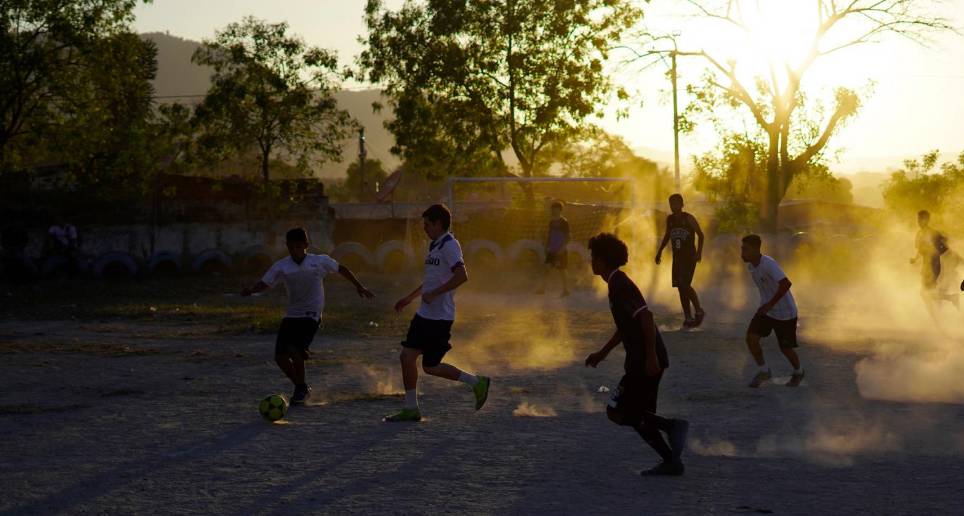 Esta es la cancha de Las Margaritas, donde cada tarde juegan un partido de fútbol en un escenario que era sede de confrontación entra pandillas. FOTO CORTESÍA VÍCTOR PEÑA, EL FARO