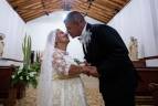 Con un beso junto al altar, Berta tulía Posada y Héctor de Jesús Hernández sellaron el cumplimiento de una promesa: quererse hasta que las muerte los separe. Foto: Camilo Suárez.