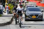 A pesar de estar suspendidas las ciclovías por el Inder Medellín, La gente salió hoy domingo a las calles en sus bicicletas exponiéndose a algunos carros que circulan. Foto: Manuel Saldarriaga Quintero.
