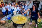 En familia y con amigos, se cocina el tradicional sancocho para calmar el guayabo del primero de enero. Foto Jaime Pérez