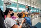 La musicoterapia mejora los vínculos entre los niños, los padres de familia y el personal de salud. Foto: Camilo Suárez