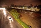 El río se desbordó a la altura de la calle 33, por la salida de Parques del Río, en la Autopista Sur. Foto: Carlos Velásquez