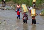 Los trocheros cargan a los migrantes en el paso del río Táchira o llevan mercancías a cuestas para que los comerciantes no tengan que pagar impuestos. Foto: Camilo Suárez