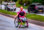 Desciende rápidamente en su silla de ruedas por las calles, desafiando la vida. Foto : Camilo Suárez Echeverry. 