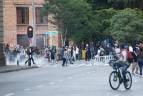 En la avenida San Juan se registraron enfrentamientos entre la Fuerza Pública y algunos manifestantes. Foto: Carlos Velásquez