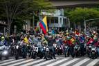 La caravana de motociclistas se unió a las marchas. FOTO: Jaime Pérez
