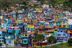 El conjunto de figuras multicolores, se mezcla con el ladrillo de los muros y la ropa tendida al sol de cientos de familias, la pieza se despliega por un área de más de 14.819 metros cuadrados, convirtiéndose en la obra de arte urbano de mayor extensión de la ciudad. Foto: Julio César Herrera