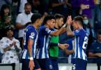 El colombiano Luis Díaz celebra con sus compañeros tras marcar el tanto con el que Porto venció al AC Milan. FOTO EFE