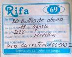 Los lecheros del corregimiento Labores, de Belmira, trabajan para arreglar la vía y permitir el tránsito de los camiones que les recogen la leche para que esta no se pierda. FOTO MANUEL SALDARRIAGA