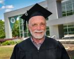 Estudió durante cuatro años para obtener su primer título universitario a los 72 años. FOTO: Georgia Gwinnett College