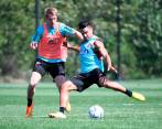 En esta imagen de la práctica del miércoles, se observa a Andrés Llinás marcando a Radamel Falcao García. Un duelo de generaciones que le puede aportar a Colombia. FOTO cortesía fcf