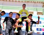 Aldemar logró uno de los triunfos más importantes en su carrera deportiva. Lo acompañan en el podio Óscar Sevilla (izquierda), Javier Jamaica (centro) y Fabio Duarte. FOTO CORTESÍA DIEGO GIRALDO