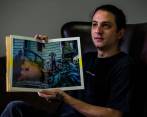 Santiago Mesa muestra su libro No pare en el que registró, con imágenes, la violencia que se vive en la ciudad. FOTO Julio César Herrera.