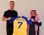Cristiano Ronaldo durante su presentación como nuevo jugador del Al Nassr de Arabia Saudita, club que le hizo un jugoso contrato. El futbolista portugués tendrá nuevamente el dorsal número 7. FOTO efe