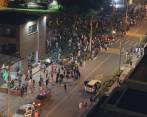 Las personas salieron a las calles asustadas por el fuerte movimiento. FOTO: Redes de @duniasoad
