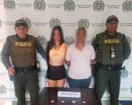 Estas son las dos mujeres que fueron detenidas por intentar ingresar cocaína rosada dentro de comida a la estación de Policía de Girardota. FOTO: CORTESÍA