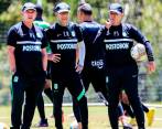 Hernán Darío Herrera (izquierda) sale del primer equipo, pero Carlos Restrepo (centro) y Pedro Sarmiento (derecha) seguirán en el cuerpo técnico. FOTO: Jaime Pérez. 
