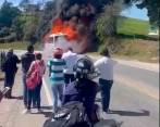 Los testigos no pudieron hacer nada para evitar que las llamas se expandieran. FOTO: Cortesía Denuncias Antioquia.