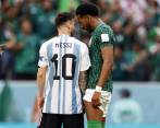 El equipo argentino llegó a Qatar con la carga de ser el favorito y se estrelló en el primer partido, tal como le pasó en el Mundial del 90. FOTO: CORTESÍA