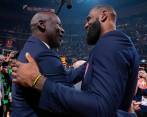 Stephen Curry, del equipo LeBron, sostiene el trofeo Kobe Bryant después de ganar el MVP del Juego de Estrellas. FOTO EFE