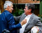 Los orientadores Hernán Darío Gómez y Reinaldo Rueda evidenciaron la alegría de volver a verse en este conversatorio. El otro protagonista fue Francisco Maturana. FOTO JULIO CÉSAR HERRERA