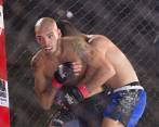En primer plano aparece Sebastián “El Pitbull” Piedrahíta, antioqueño pionero de las artes marciales mixtas del país y quien regresará al octágono la próxima semana en Bogotá. FOTO edwin bustamante
