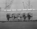 En 1964 durante la Feria Mundial de Nueva York en Flushing Meadows-Corona Park en Queens, ciudad de Nueva York se registró esta imagen de cinco personas haciendo llamadas desde las cabinas telefónicas públicas al aire libre. FOTOs GETTY IMAGES