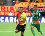 Kevin Aladesamni (Pereira) y Juan Manuel Zapata (Envigado) en acción en el empate sin goles . FOTO dimayor