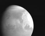 En la imagen se aprecia la esfera del planeta en tonos grisáceos, sobre el fondo negro del espacio. FOTO CORTESÍA ANEC