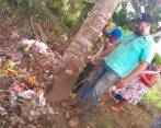 El Personero de Arboletes, Deivid Barbarán muestra los alimentos hallados en las fosas de la IER del corregimiento Buenos Aires. FOTO CORTESÍA
