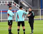 El técnico Héctor Cárdenas dialoga con los jugadores durante la práctica de este lunes. FOTO CORTESÍA FCF