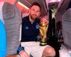 Lionel Messi, capitán de la Selección Argentina, es el custodio de la Copa del Mundo que exhibirán este martes ante sus hinchas en Buenos Aires. FOTO: TOMADA DE INSTAGRAM @leomessi