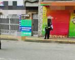 En la acera de la carrera 52 y calle 50 del centro de Itagüí, fue encontrado un hombre muerto, autoridades investigan los hechos. Foto: Redes sociales El Itagüíseño