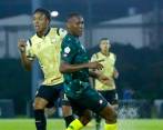 Jean Pineda (izquierda), quien hizo el centro que derivó en el gol de Marco Pérez (70’), fue el jugador con mejor rendimiento de Águilas Doradas, elenco en el que también se destacó José Contreras. FOTO DIMAYOR