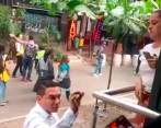 El jefe de escoltas increpó a una ciudadana que le gritó “ladrón” al alcalde Quintero y luego les ordenó a unos policías que la sancionaran. imágen tomada de video