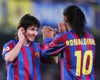 Ronaldinho y Lionel Messi, dos jugadores históricos que dejaron huella en el Barcelona FC de España. FOTO Getty.