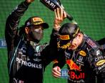 El piloto de Mercedes, Lewis Hamilton celebra con Max Verstappen, tras un Gran Premio de la Fórmula 1. FOTO GETTY 