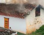 El fuego en la Casa de la Cultura de Urrao pudo ser sofocado gracias a un trabajo conjunto entre los Bomberos, la Fuerza Pública y los ciudadanos. FOTO CORTESÍA