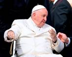 Además de la afección por la que fue internado, el papa Francisco arrastra un problema en la rodilla derecha que lo obliga a caminar con bastón o usar silla de ruedas. FOTO: EFE 