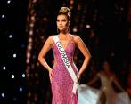 La reina colombiana modeló su traje de gala rosa diseñado por el colombiano John Lecksell. FOTO: REDES SOCIALES