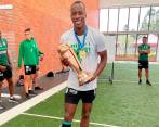 Baldomero Perlaza con el trofeo y la medalla que lo acredita como campeón de la Copa Betplay con Atlético Nacional. FOTO: CORTESÍA NACIONAL. 