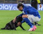 El volante nortesantandereano Larry Vasquez de Millonarios ayudó a que el canino saliera de la cancha. FOTO: TOMADA DE TWITTER @MillosFCoficial