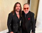 Juanes y Elvis Costello previo al show de la pregala de los Grammy organizada por Clive Davis. FOTO Cortesía